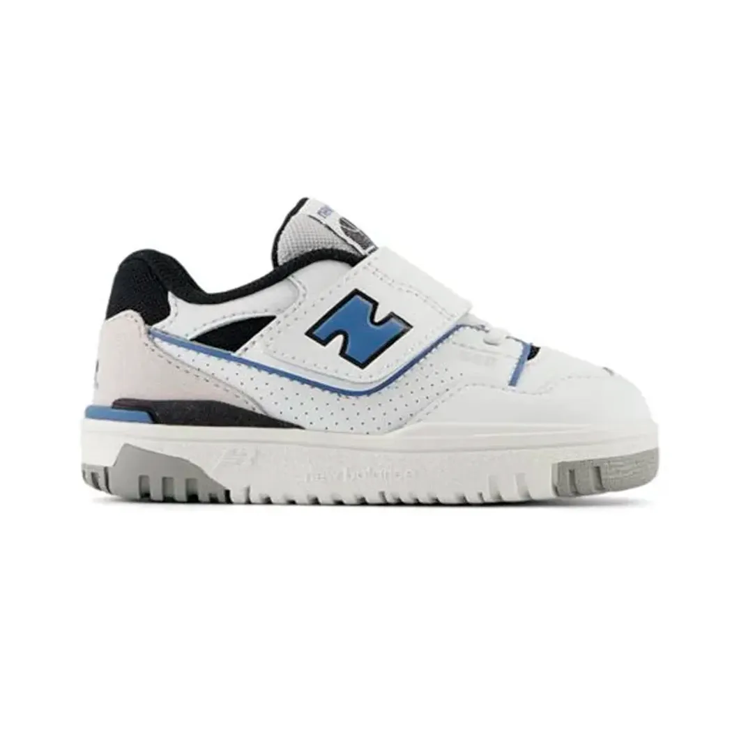 Tênis infantil New Balance NB 550 bege com detalhes em azul e sola cinza